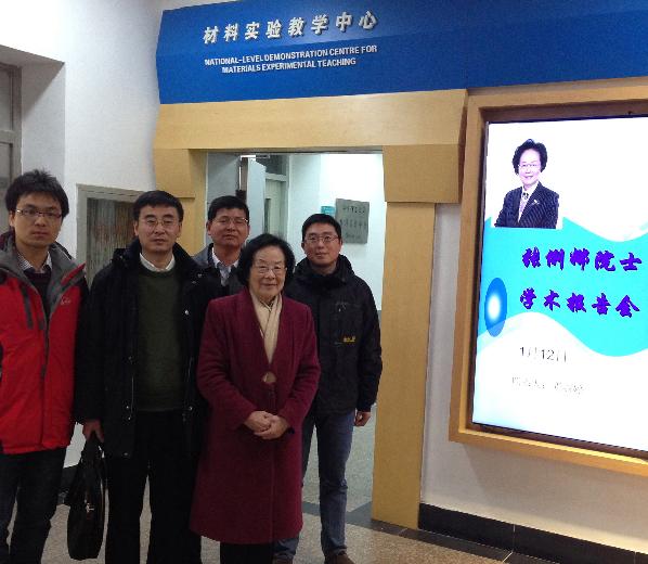 访问期间与88858cc永利官网教师合影